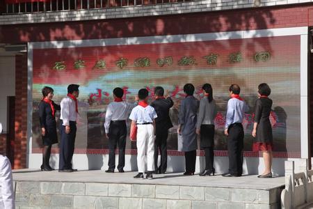一个孩子带动一个家庭 家长公约 ——教育一个孩子,引领一个家庭,影响整个社会 父母是孩子的第一任教师。 自古以来,人们就深知家庭教育对孩子的至关重要性。从一个人接受教育的过程来看,家庭教育是一个人接受