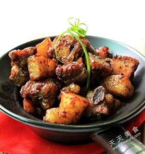 电饭煲土豆排骨焖饭 电饭煲版土豆焖排骨的做法