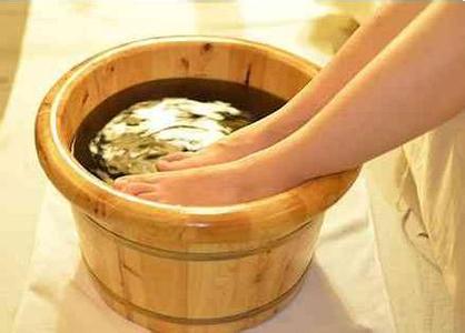 泡脚加醋有什么好处 80岁的老中医说:泡脚水中加“一宝”, 肾功能越来越强大,80岁的大爷,胜过18岁的小伙