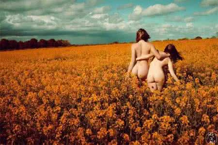 哺乳期能吃草莓吗 你的两乳好像百合花中吃草的一对小鹿