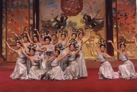 盛唐霓裳烬 盛唐霓裳烬 一倾浮云沧海隐 年逝亡昔烬 笙曲邀舞霓裳无