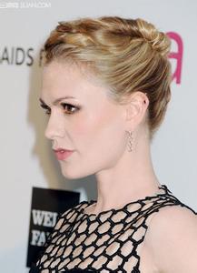 伴娘婚礼遭众男按倒 学明星发辫造型 打造仙气婚礼伴娘