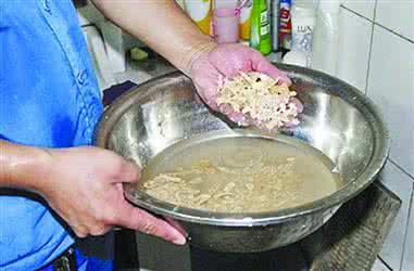 电热水器清洗 【提醒】电热水器两年不清洗=用“污水”在洗澡！后果不堪设想