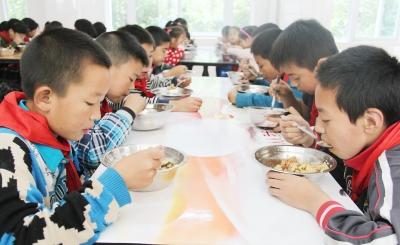 学校食堂分批次就餐 湖南多人高考时上吐下泻 曾在学校食堂就餐