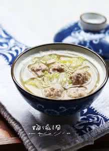 汆羊肉丸子的家常做法 家常餐桌上必备的暖身汤——羊肉丸子汤