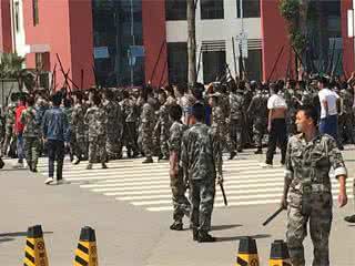 百余学生持械群殴 四川持械群殴 百余学生持械群殴 云南百余学生持械群殴 场面吓人酷似古惑仔