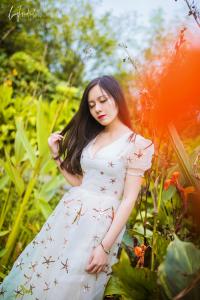 岁月静好浅笑嫣然 对月静坐，浅笑嫣然