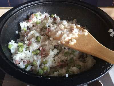 豌豆腊肉糯米饭的做法 豌豆腊肉糯米饭的做法 腊肉饭