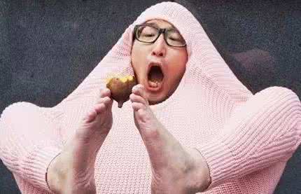 万万没想到 万万没想到 忘了棉布丝绸和羊绒吧,没想到这些奇葩材料,居然也能做成名垂时尚史的衣服