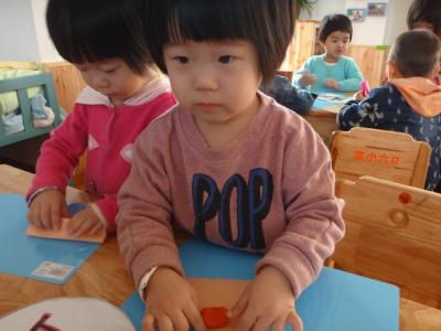 糖纸可以怎么玩 孩子吃完糖果后的糖纸可以这样玩哦，赶紧告诉孩子！