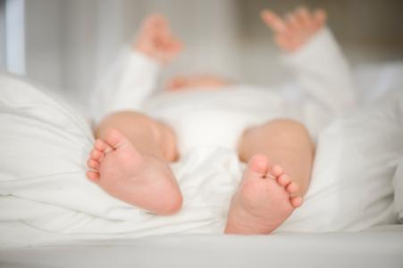 婴儿睡觉踢被子 宝宝晚上睡觉踢被子 婴儿晚上踢被子怎么办 婴儿晚上睡觉踢被子的原因和解决办法