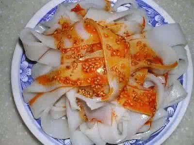 凉皮的制作过程 实拍凉皮的制作过程：从面粉到凉皮，10个步骤
