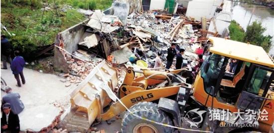 铲车故意撞击轿车 女婿开车撞击岳父 女婿开铲车铲平岳父家 到底什么仇什么怨？