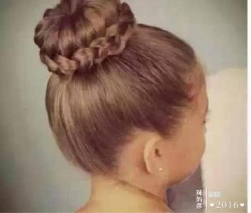 18款给女儿扎头发图片 把女儿的头发扎成这样,太漂亮了!!!