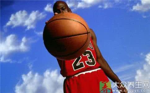 打篮球的男生 男生打篮球的技巧有哪些