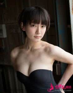 最简单的丰胸运动 胸部不够大？10分钟丰胸运动做起来