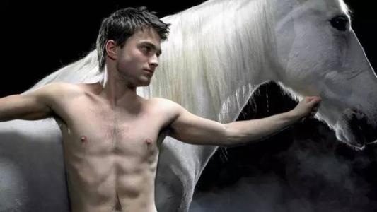 哈利波特演员表 为摆脱「哈利·波特」，他演了一具会放屁的尸体