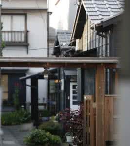 住家带小孩保姆 这个巷子里的小楼，兼容了住家和带露台的咖啡馆