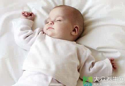 新生儿适合什么枕头 新生儿枕头要多高适合 婴幼儿枕头多高合适