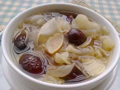 红枣夹核桃仁 祛除黑眼圈的美食定制—红枣银耳桃仁汤