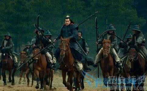 新版三国三英战吕布 新版三国和老版三国吕布的比较 有什么差别
