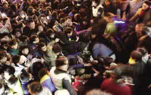 防拥挤踩踏安全教育 大学生【遭遇拥挤踩踏如何逃生？】
