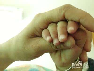 宝宝手指甲上有白点 宝宝手指上有白点怎么办？手指的白点看健康