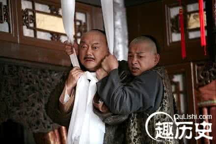 皇帝踩奴才头上马图片 皇帝身边的帝师和奴才有何区别？