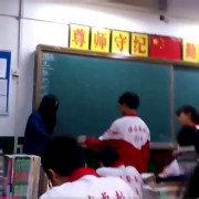 班主任打迟到学生 班主任打迟到学生 班主任告诉你,学校为什么不让学生带智能手机。