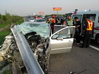 沪宁高速车祸惨案 《防御性驾驶》，沪宁高速车祸惨案后，全国有车一族都在补这一课