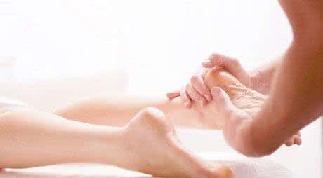 脚背射门怎么避免伤害 宝宝日常护理 避免5个伤脚动作 日常护理要注意