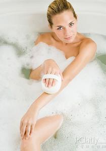 长期清水洗澡好不好 长期清水洗澡好不好 光用清水洗澡可能越洗越臭