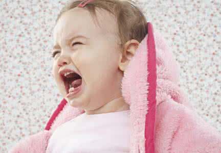 宝宝高烧物理降温 宝宝高烧如何物理降温 高烧时如何喂养宝宝