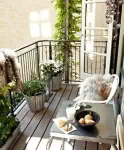 没有阳台的房子 没有阳台的房子 房子没有阳台又怎样,这些地方一样能养花!