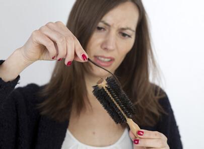 做梦梦见掉头发 做梦梦见掉头发 梦见掉头发