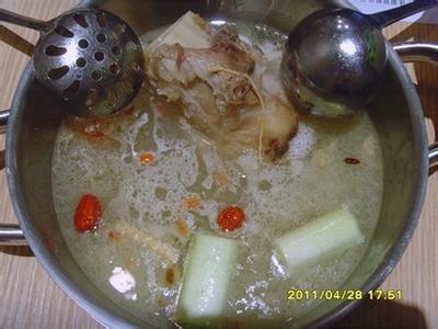 如何调制火锅蘸料 各种浓缩骨汤的调制比例（火锅汤底、广式面汤、牛肉汤、米线汤、日式面汤、菌汤）