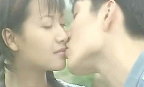 温柔的风穿堂过情书 【微情书304】喜欢用温柔的眼神看你的嘴角。然后听你诉说我们的故事,每个故事,每个角落,永远都那么美丽让我难以自拔。