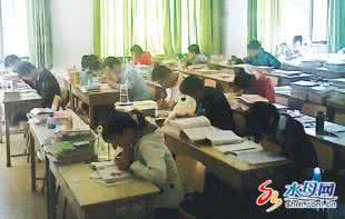 考研族紧张备考 自习不带手机不聊天