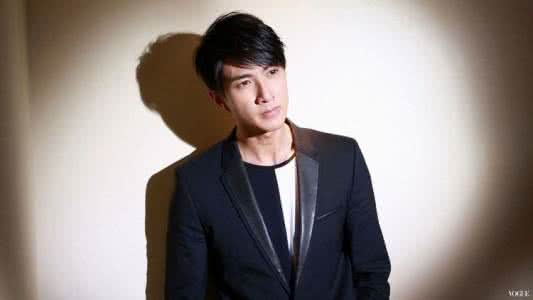 王麒诚的父亲王水法 《男性 父亲》(法)