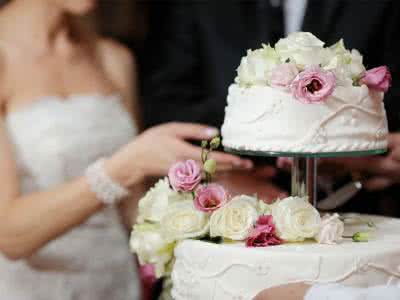 婚礼蛋糕 新人如何挑选钻戒 长沙新人如何挑选婚礼蛋糕?蛋糕挑选攻略