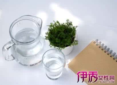 早晨空腹喝淡盐水 早上空腹喝白开水好吗 早上空腹喝白开水最佳 淡盐水最差