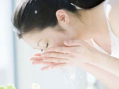 洗脸盆台面用什么材料 早晨洗脸水中加点料 在洗脸水中加点什么让人越洗越美