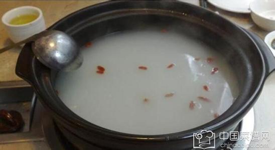 锅底烧焦了怎么洗 烧焦的锅底怎么洗？老婆只用了一招！立马清洗的干干净净！