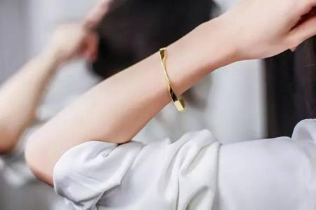 不愿意和男友过分亲密 床上亲密的时候,她也不愿意脱下它……