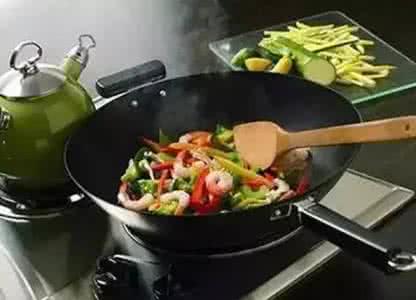 铁锅炒菜好吗 刚炒完菜千万别用水冲铁锅！很多人还不知道