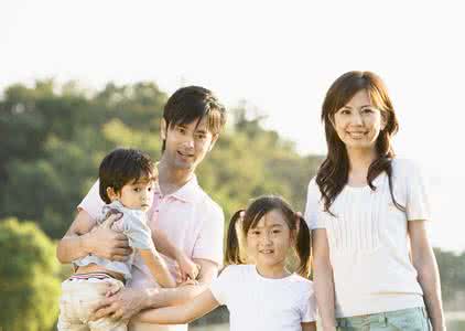 全家春游 三月小阳春爱春游，穿上时尚亲子装，全家秀幸福