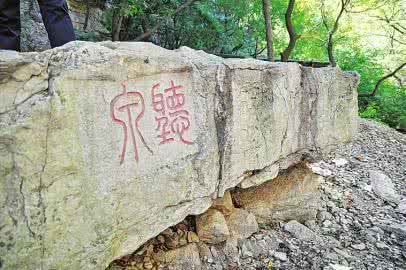 鸡蛋碰石头 急需更多的鸡蛋去碰石头 | 诗刻