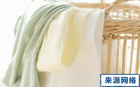 如何去除瓷砖上的污渍 如何去除被子上的污渍？