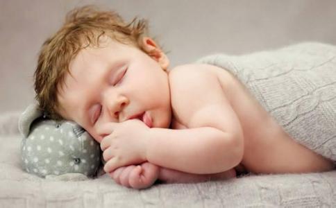 两个月婴儿吃手指 10月大婴儿患巨指症 4只手指如五六岁孩子大