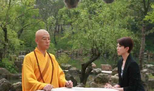 一位老和尚把女人带到一座高山前，问：此山如何？女人说：伟岸，高大，挺拔，秀美。 老和尚说，跟我上山吧。一路上山无语。走着走着，女人累了，乏了，路不好走，女人诸多抱怨。 等到了山头，老和尚问：你刚才看到